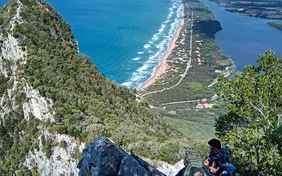 Auf einer Wanderung die Umgebung erkunden